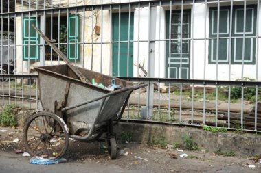 Funky metal haddeleme çöp kutusu çelik Ocak ızgarası çit Hanoi, Vietnam için önünde