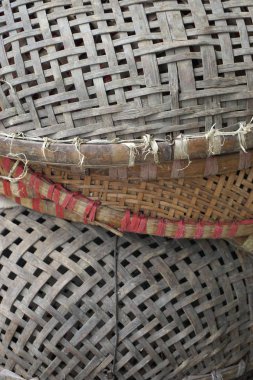 Vintage rustik handwoven bambu sepet Güneydoğu Asya'da yığını
