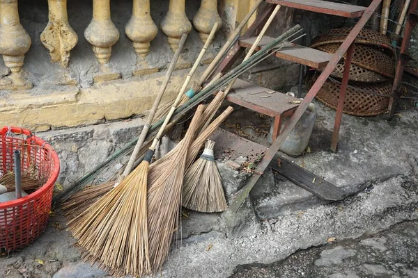 Kentsel Hanoi Vietnam Için Paslı Metal Merdivenlerde Atılan Rustik Süpürgeler — Stok fotoğraf