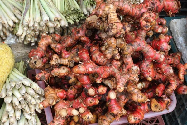 Renkli kırmızı havlıcan kökü kırsal Vietnam açık bir pazarda satışa