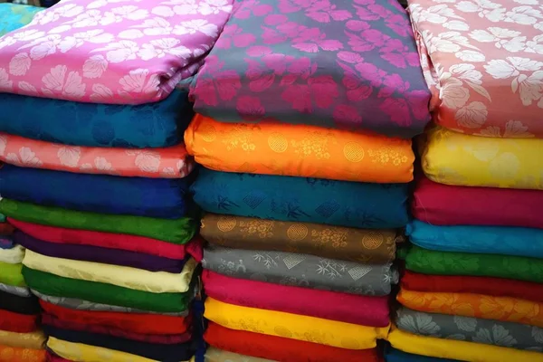 Piles Tissu Soie Motifs Colorés Vendre Dans Étal Marché Dans — Photo