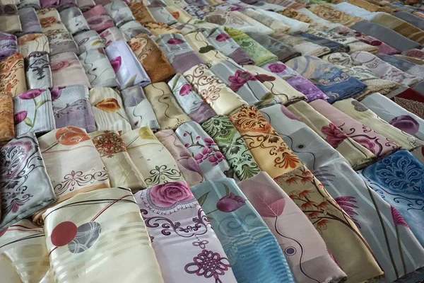 Renkli baskılı ipek kumaş bez bir pazarda Hanoi, Vietnam için çapraz satırları