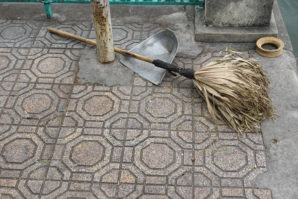 Balai Rustique Poudrière Abandonnés Sur Trottoir Tuiles Motifs Centre Ville — Photo