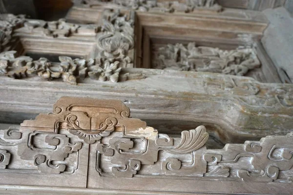 ベトナム ハノイの古代伝統木造の華やかな彫刻が施された梁のクローズ アップの詳細 — ストック写真