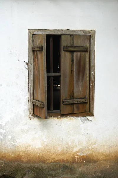 Bir beyaz sıva taş duvar rustik ahşap pencere ayarla