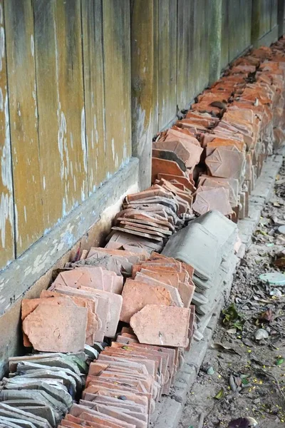 Ateş kil çatı kiremitHanoi, Vietnam bir bina karşı dizilmiş