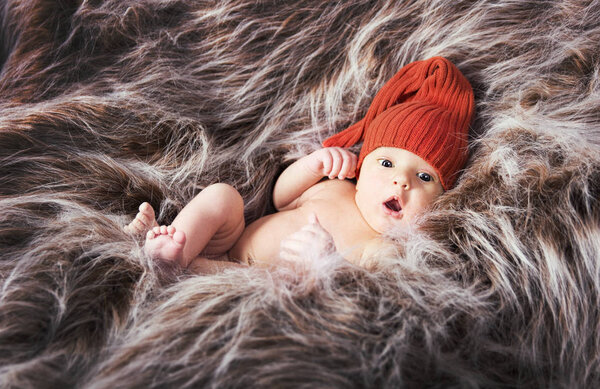 Забавный ребенок в цветной шляпе 6
