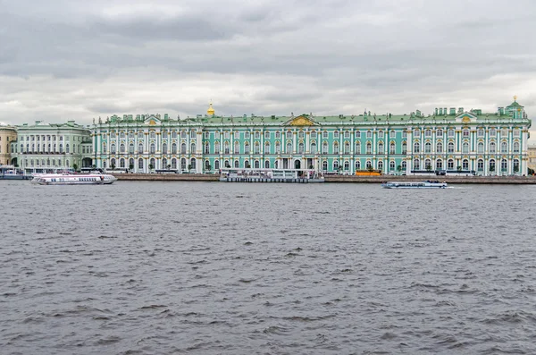 Palácio Embankment com o Palácio de Inverno — Fotografia de Stock