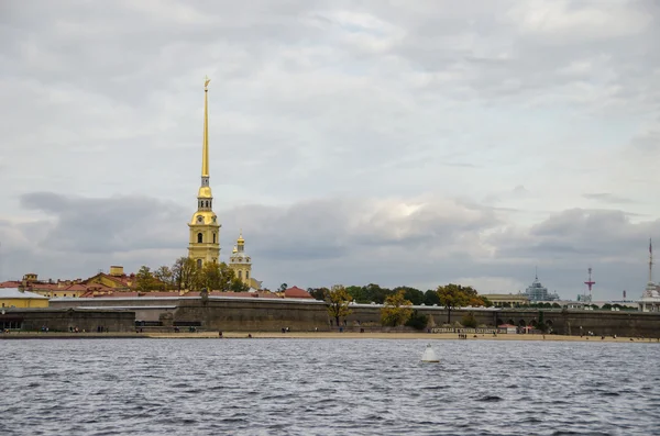 Peter e Paul Fortress com Sand Sculpture Festival anunciado na praia — Fotografia de Stock