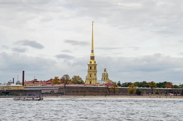 Петропавлівська фортеця з Піщана скульптура фестиваль оголосив — стокове фото