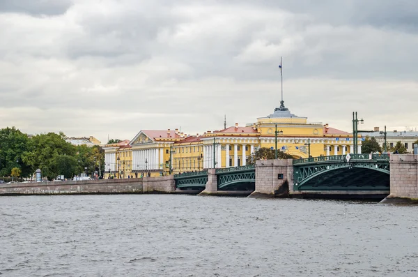 El Puente del Palacio y el edificio del Almirantazgo en San Peterburgo — Foto de Stock