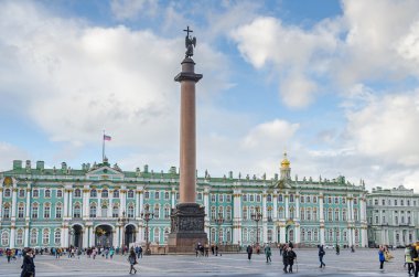 Kış Sarayı ve St. Petersburg sütununda Alexander Palace Square