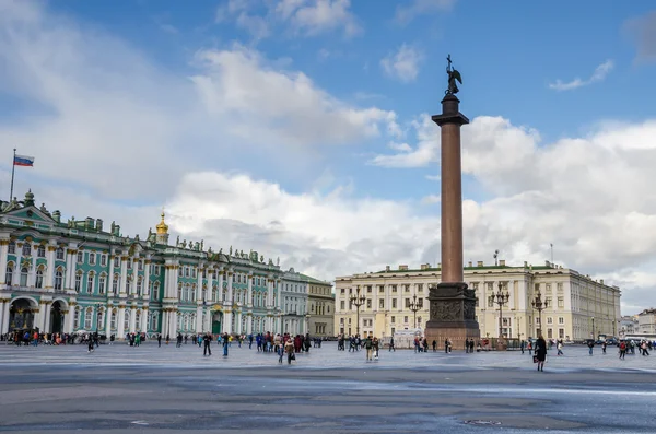 Plaza del Palacio con Palacio de Invierno y Columna Alexander en San Petersburgo — Foto de Stock
