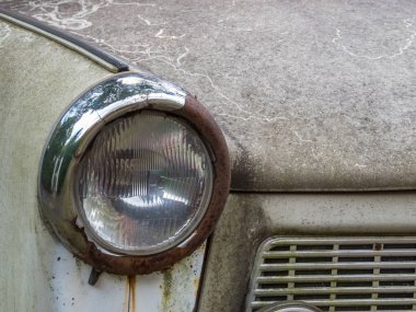 Paslı eski Trabant Far
