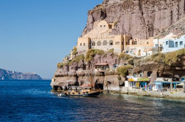 Thira Limanı volkanik üzerinde Santorini Adası