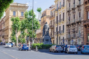 Via Etnea Giuseppe Garibaldi heykeli ile 