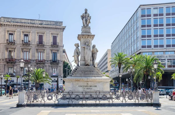 Bir workda sonunda Stesichorus'da Meydanı ve Bellini'nın anıt