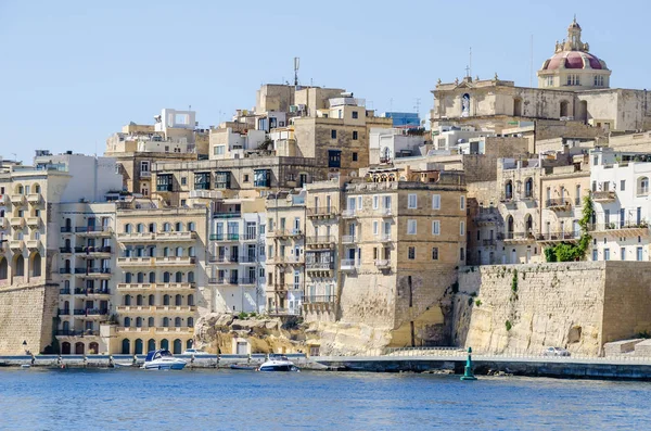 Paseo marítimo de Senglea con la cúpula de la Capilla de San Felipe — Foto de Stock