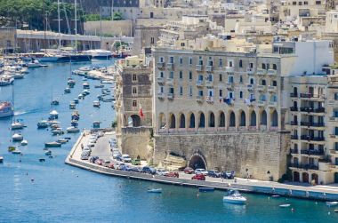 Üst Barrakka bahçeleri görüldüğü gibi Senglea Yarımadası 