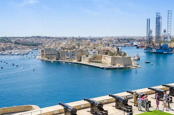 Üst Barrakka bahçeleri görüldüğü gibi Senglea Yarımadası 