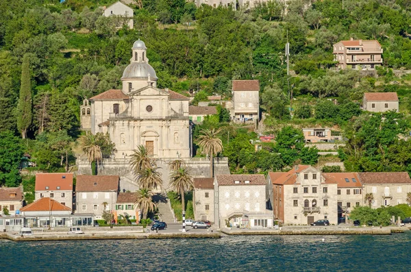 Prcanj Waterfront oluşumuna Meryem Kilisesi ile