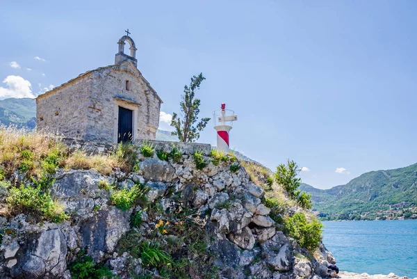 Eski bir şapel ve Kotor, Karadağ için bir ışık kulesi