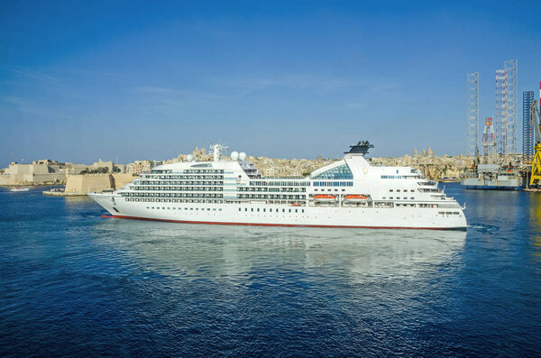 Cruise liner Seabourn Odyssey with Senglea peninsula