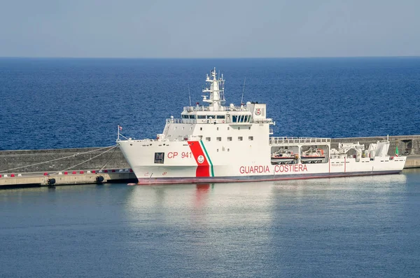 在西西里岛的卡塔尼亚港的海岸警卫队船 — 图库照片