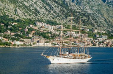 Dört direkli yelkenli gemi deniz bulut bağlantı noktasına taşıma 