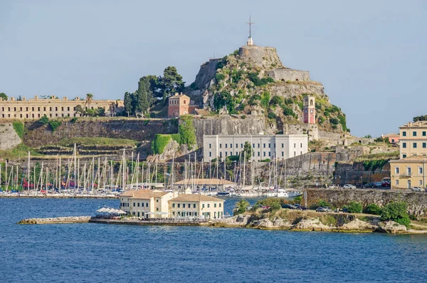 Uitzicht op het oude fort met het strand van Faliraki — Stockfoto