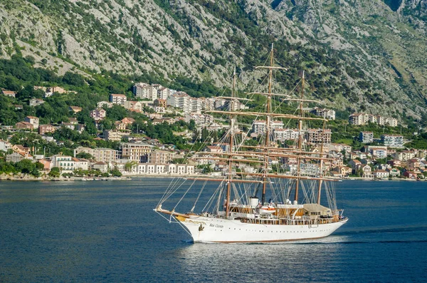 Dört direkli yelkenli gemi deniz bulut bağlantı noktasına taşıma 