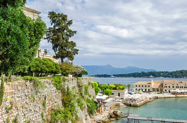 Faliraki plage ou Alecos Bains avec la partie du Palais à — Photo