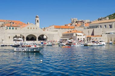 Turistler ve her türlü tekne dolu Dubrovnik eski limanda