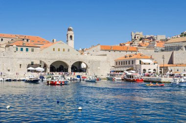 Turistler ve her türlü tekne dolu Dubrovnik eski limanda
