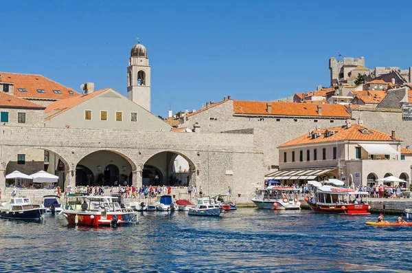 Turistler ve her türlü tekne dolu Dubrovnik eski limanda