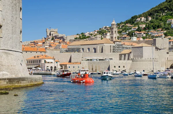 Старая гавань в Дубровнике заполнена туристами и лодками всех видов — стоковое фото