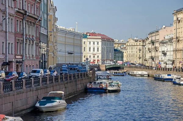 Река Мойка с Зеленого моста в Санкт-Петербурге, Россия — стоковое фото