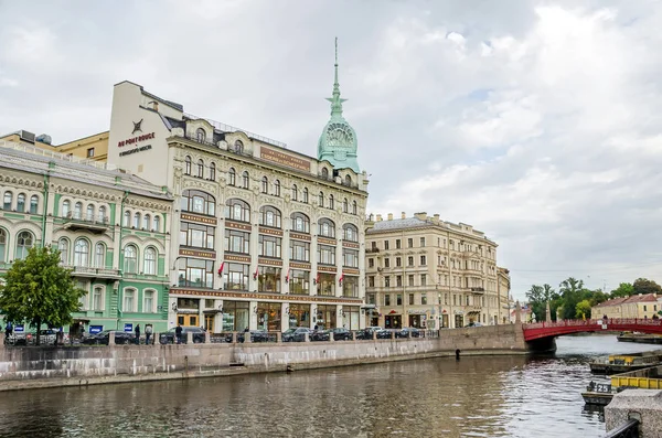 Moyka River with the Red Bridge and the department store Au Pont — Stock Photo, Image