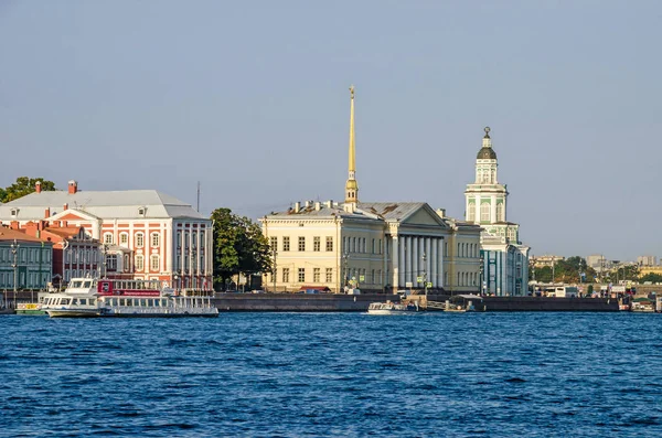 Tükürük Vasilyevsky Adası ve üniversite dolgu ile on iki