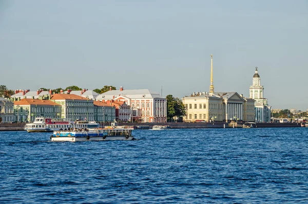 Cuspo de Ilha Vasilyevsky e Embankment Universidade com Doze — Fotografia de Stock