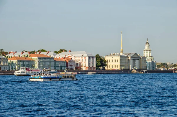 Коса Василівському острові та університету набережна з дванадцяти — стокове фото