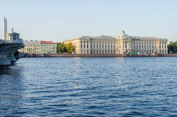 University Embankment with the Russian Academy of Arts in Saint — Stock Photo, Image