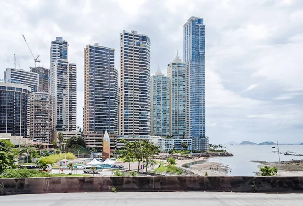  Bulutlu bir günde Panama City, Punta Paitilla manzarası 