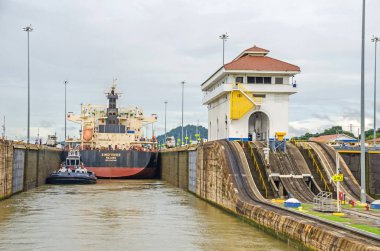 Toplu taşıyıcı Miraflores kilitler geçen Kingfisher