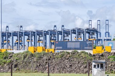  Vinçler ve kapsayıcılar bir port Balboa, Panama 