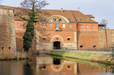 Spandau Citadel onun kapısı ev ve Berlin'de bir beraberlik köprü ile,