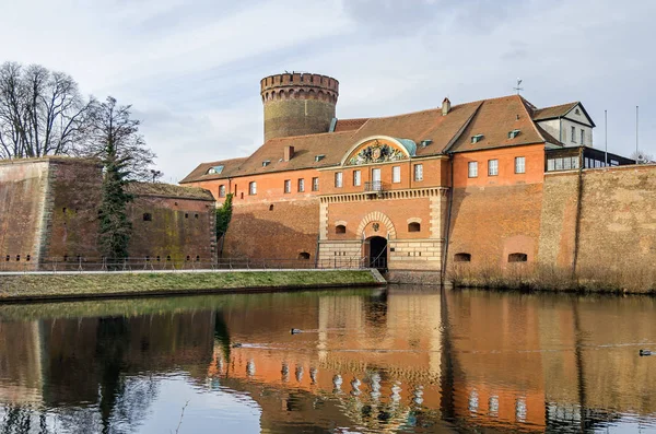 Spandau Citadel med dess Julius tower, gate house och en oavgjort bro — Stockfoto