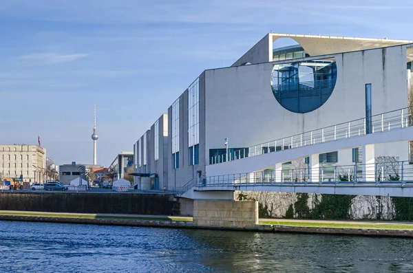 Şehir merkezi İsviçre Büyükelçiliği, televizyon kulesi ve Alman 