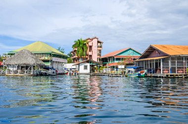 Bocas del Toro Isla kolon Panama ile onun waterfront üzerinde 