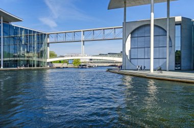 Spree Nehri ve Mierscheid-Steg yaya köprüsü Loebe House Paul-Loebe House Marie-Elisabeth-Lueders House ile bağlanma